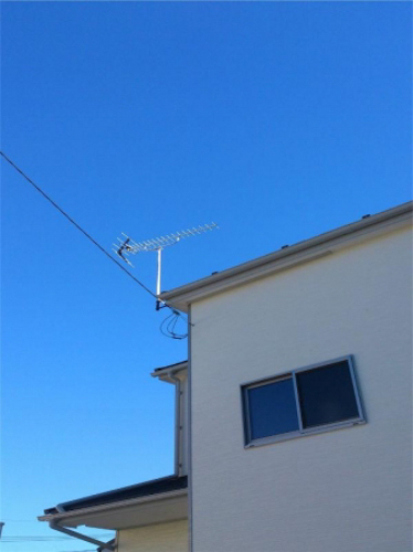 UHFアンテナを破風板に取り付けた戸建住宅