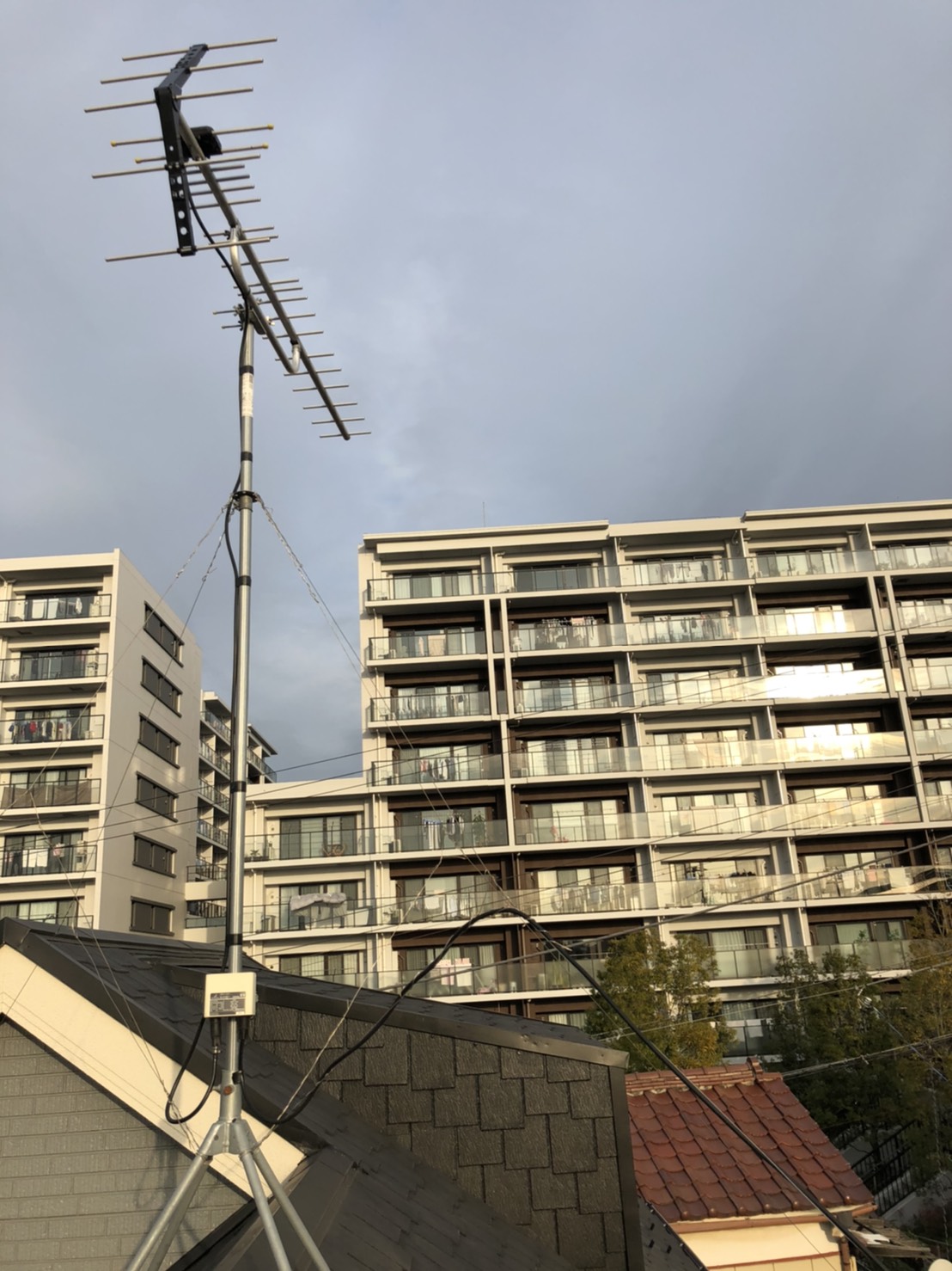 屋根上に設置したUHFアンテナ