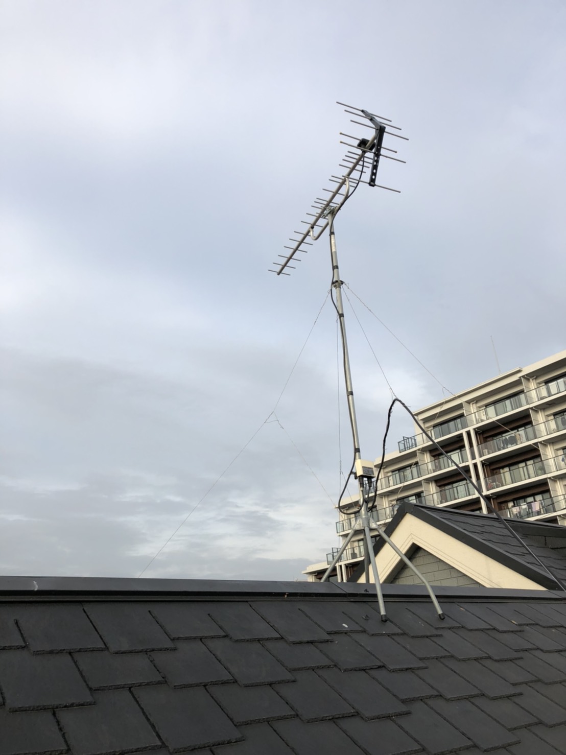 屋根上に設置したUHFアンテナ