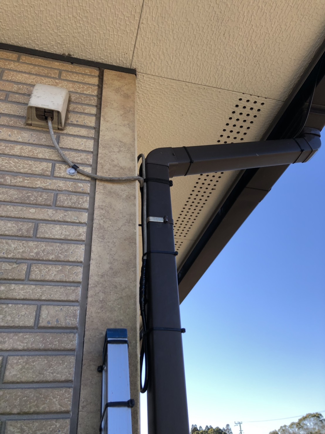 屋外に配線した同軸ケーブル