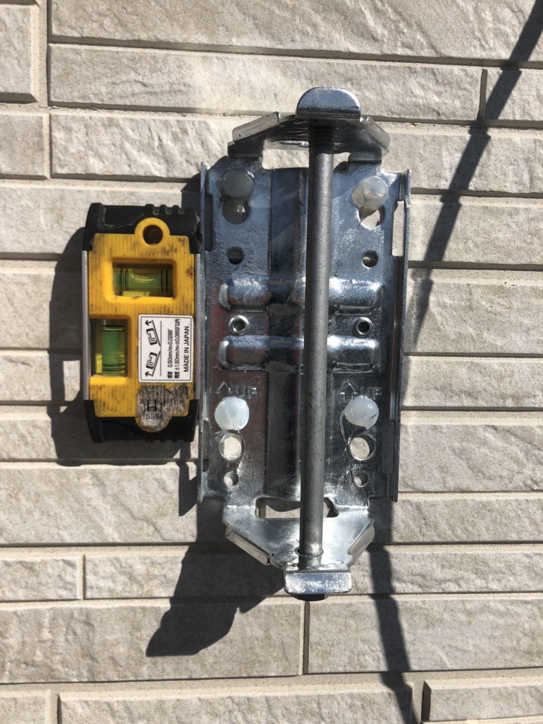 外壁にビス止めしたアンテナ専用金具