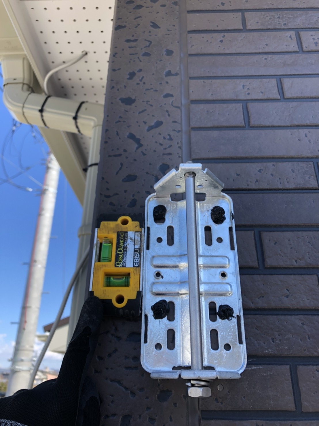 外壁に取り付けたアンテナ専用金具