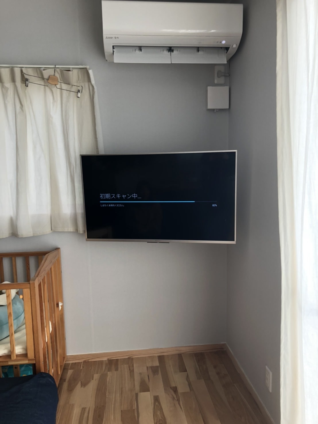 壁掛け設置したテレビ