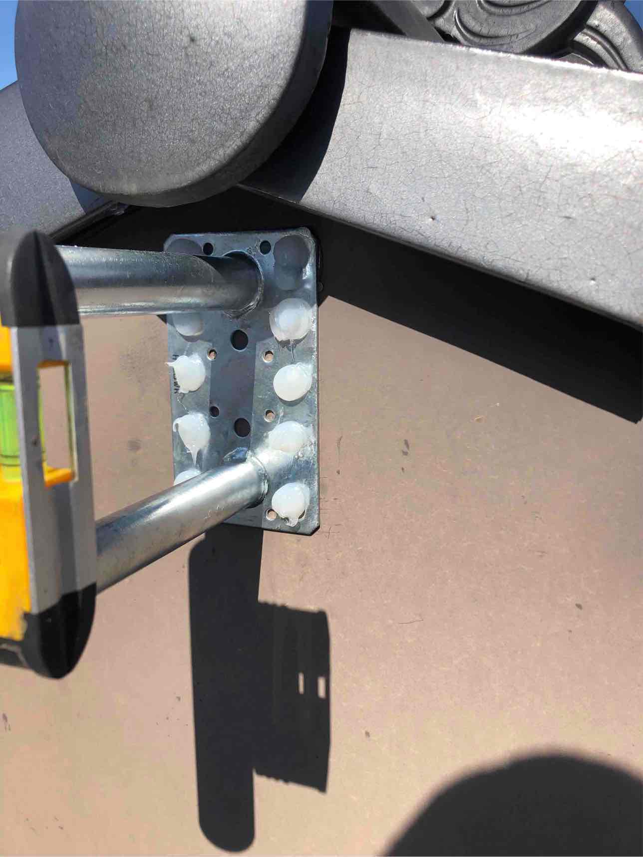 破風板にビス止めしたサイドベース