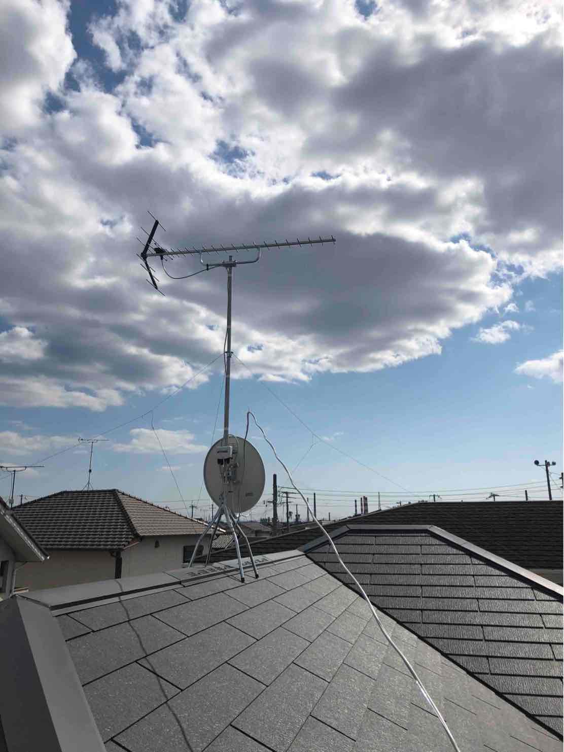 屋根上のUHFアンテナとBS/CSアンテナ
