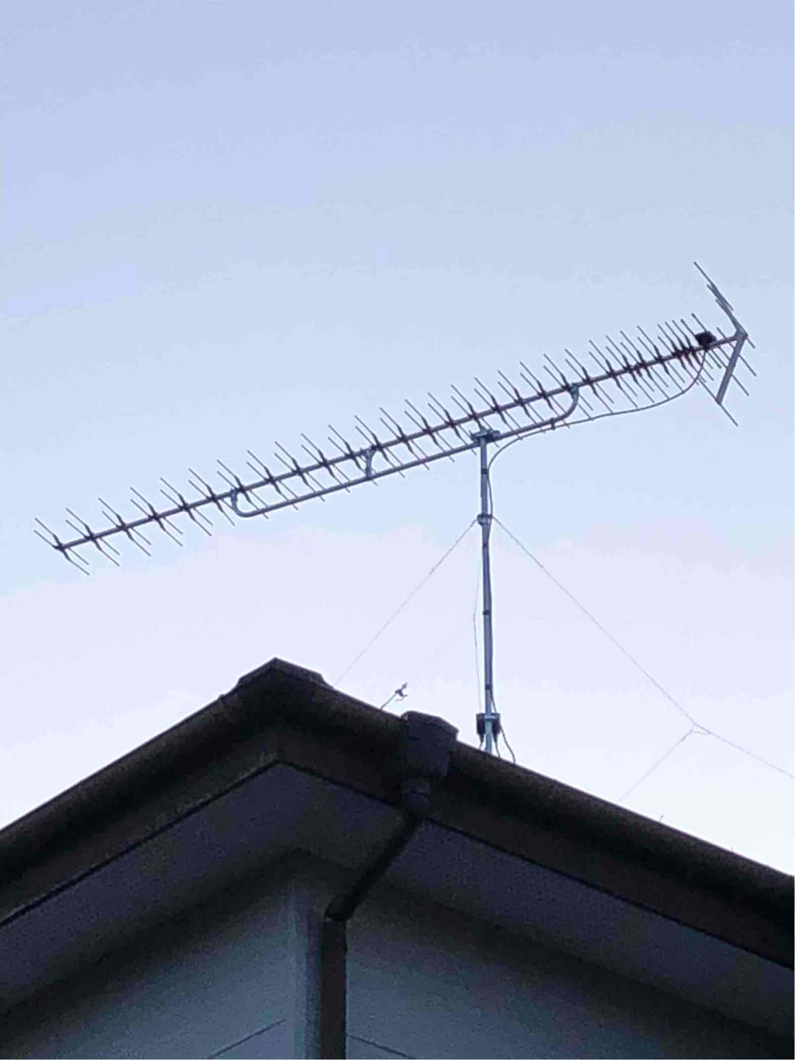 屋根上に設置した30素子UHFアンテナ