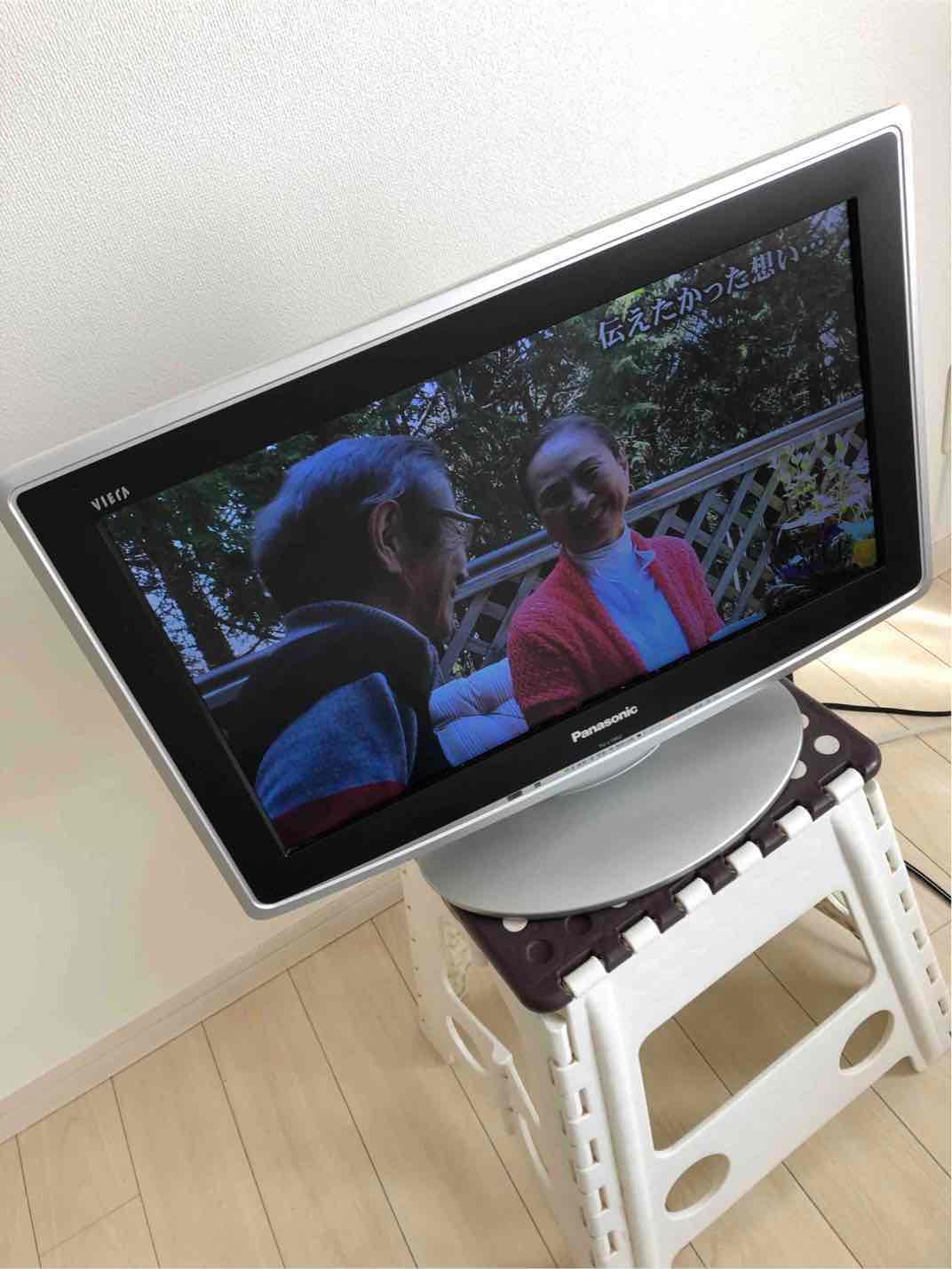 台に置いたテレビ