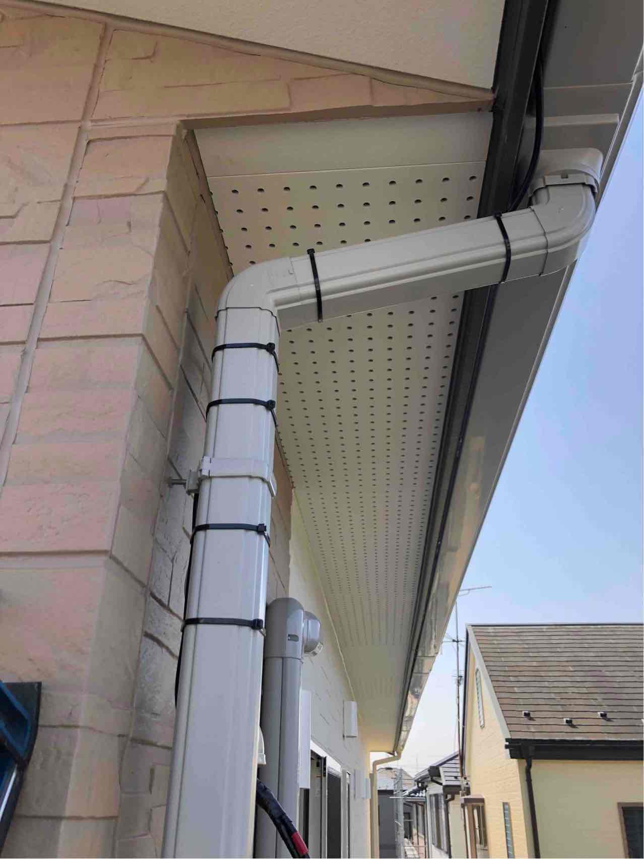 同軸ケーブルを配線した軒下