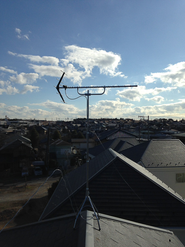 屋根上に設置したUHFアンテナ