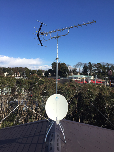 屋根上に設置したUHFアンテナとBS/CSアンテナ
