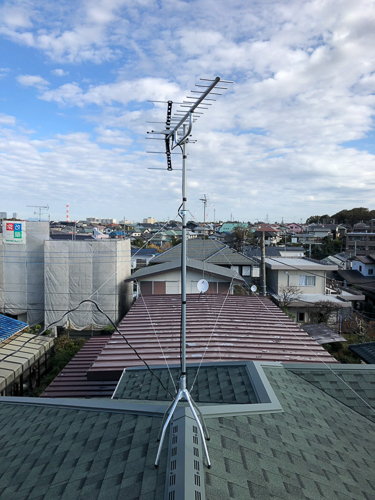屋根上に設置したUHFアンテナ