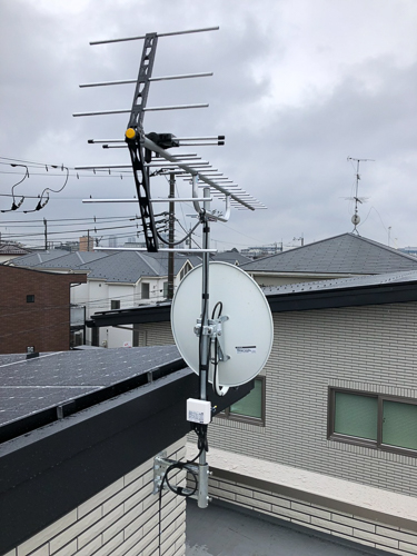 外壁に取り付けたUHFアンテナとBS/CSアンテナ
