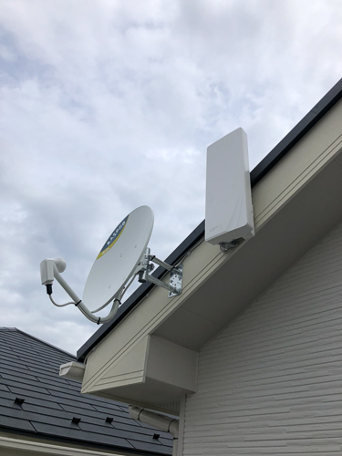 破風板に取り付けたデザインアンテナとBS/CSアンテナを取りBS/CSアンテナ