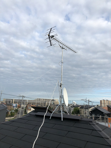 屋根上に設置したUHFアンテナとBS/CSアンテナ