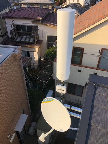 破風板に取り付けたユニコーンアンテナとBS/CSアンテナ