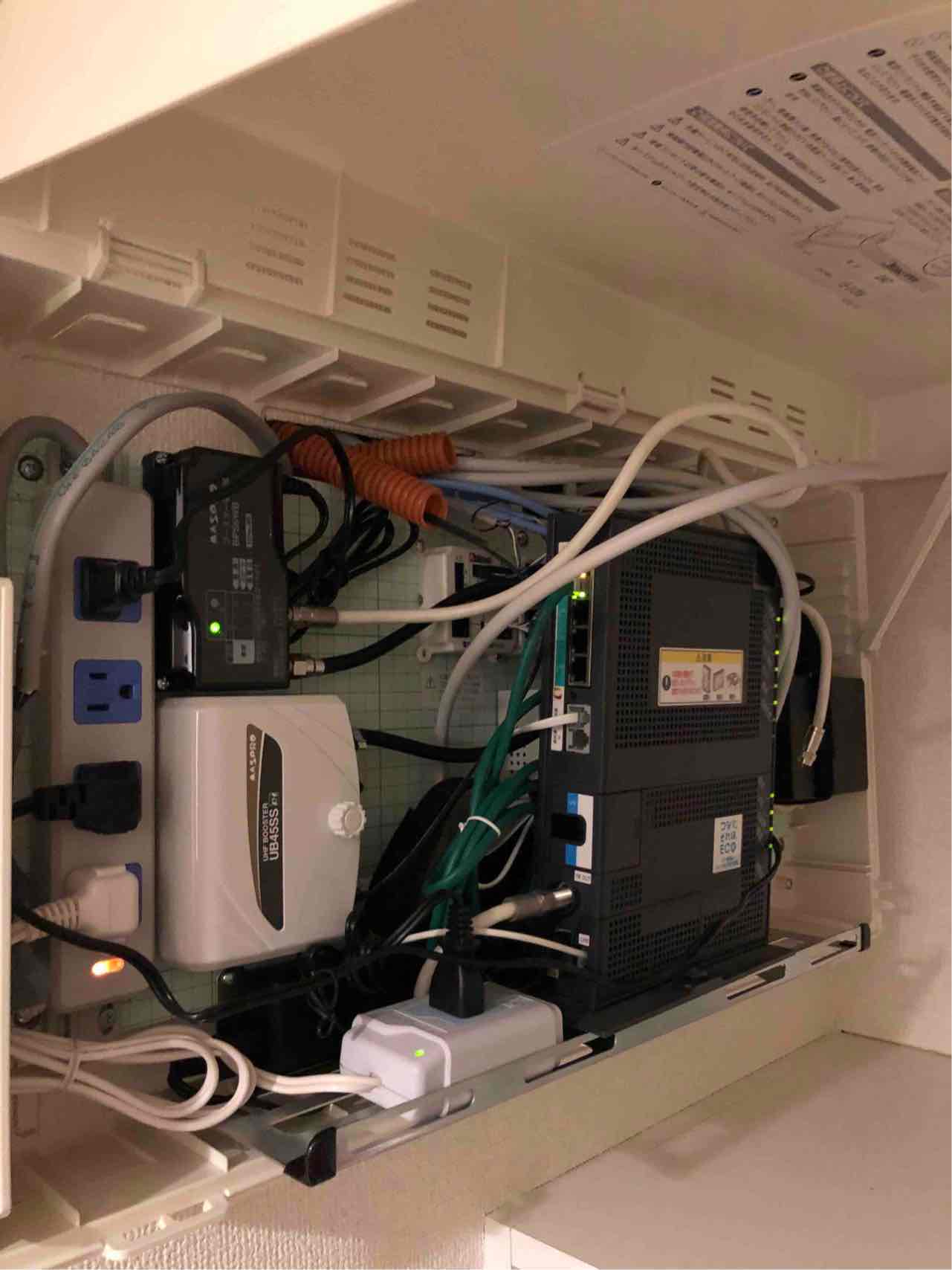 マルチメディアボックスの機器類