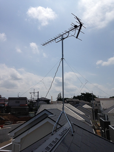 屋根上に設置したUHFアンテナ
