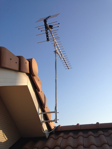 破風板に取り付けたUHFアンテナ