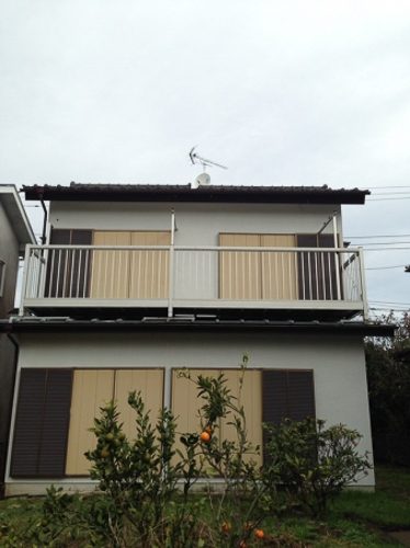 屋根上にUHFアンテナとBS/CSアンテナを設置した戸建住宅
