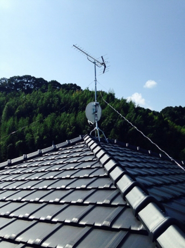 屋根上に設置したUHFアンテナとBS/CSアンテナ