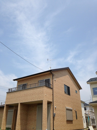 UHFアンテナを屋根上に設置した戸建住宅