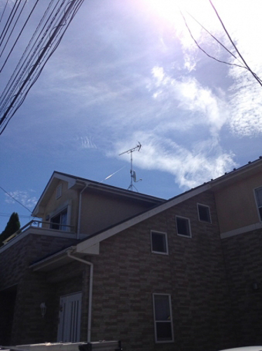 UHFアンテナとBS/CSアンテナを屋根上に設置した戸建住宅