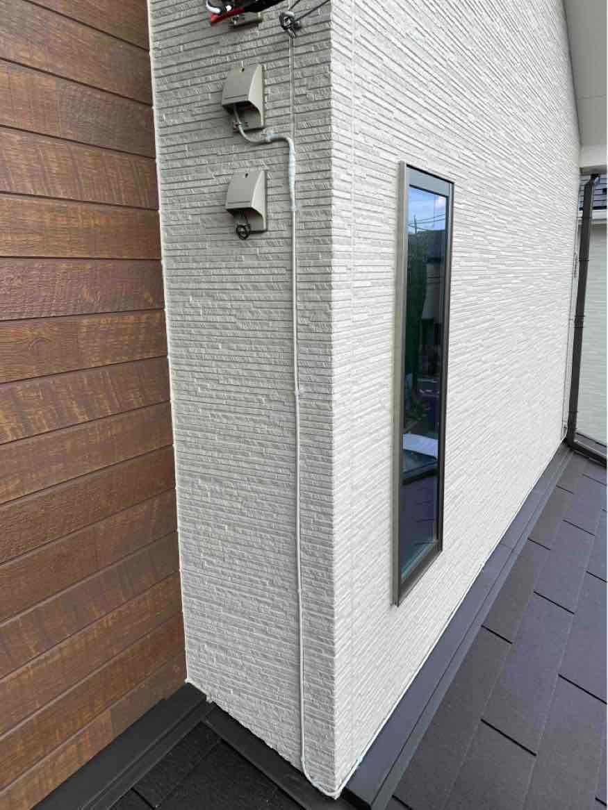 外壁の引込口と配線した同軸ケーブル