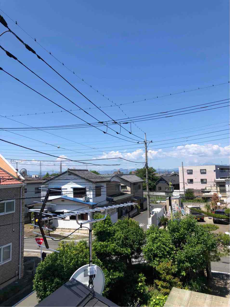 破風板の取り付けたUHFアンテナとBS/CSアンテナ