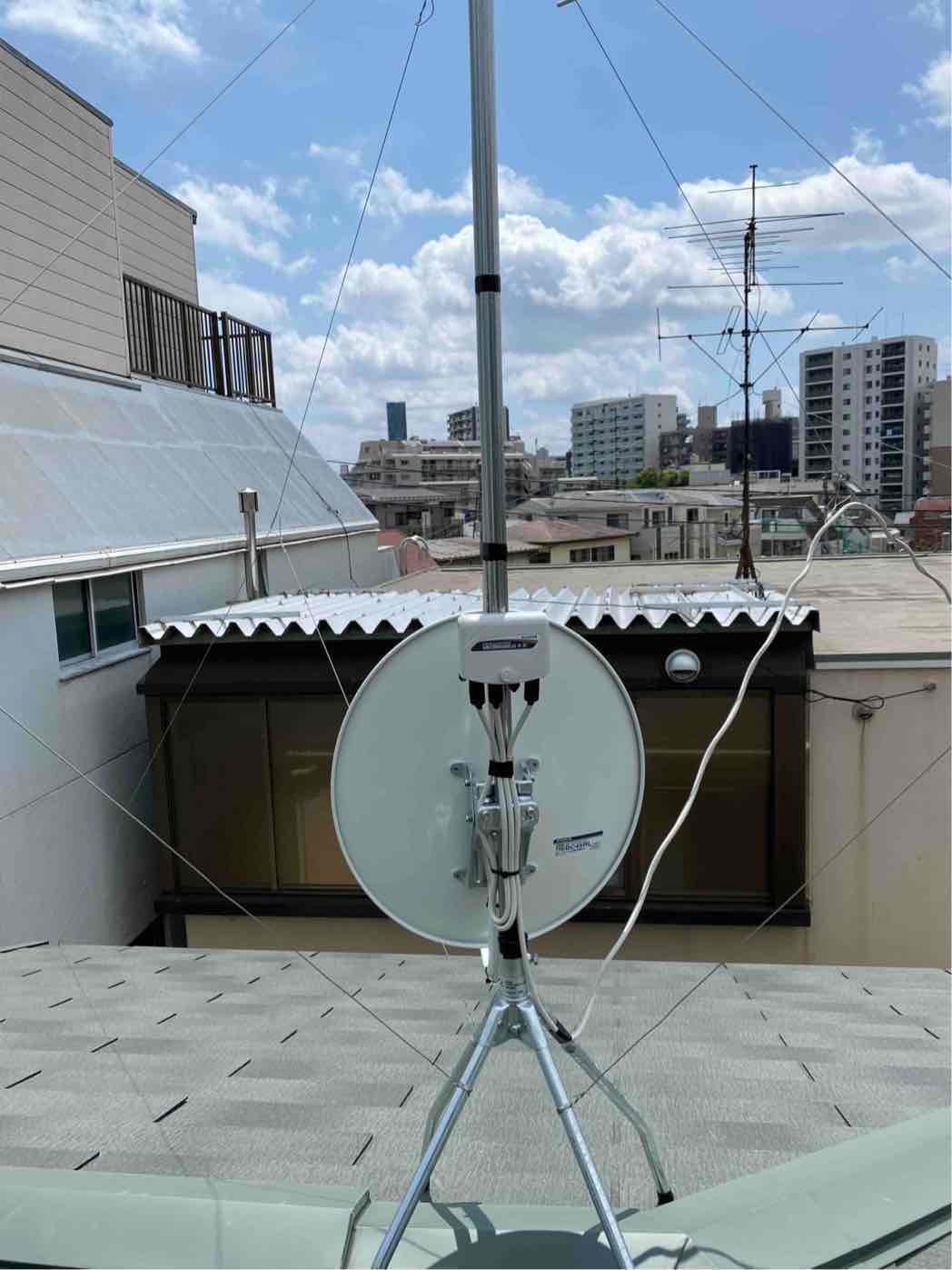 支柱に取り付けたBS/CSアンテナとブースター