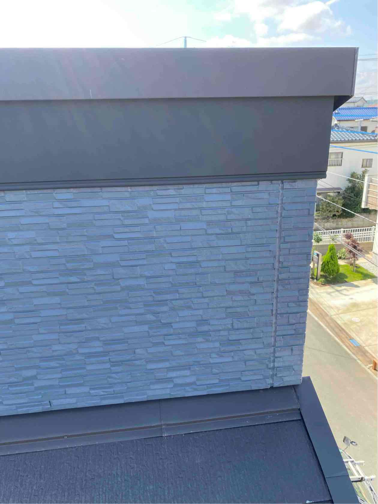 戸建住宅の段違い屋根の外壁