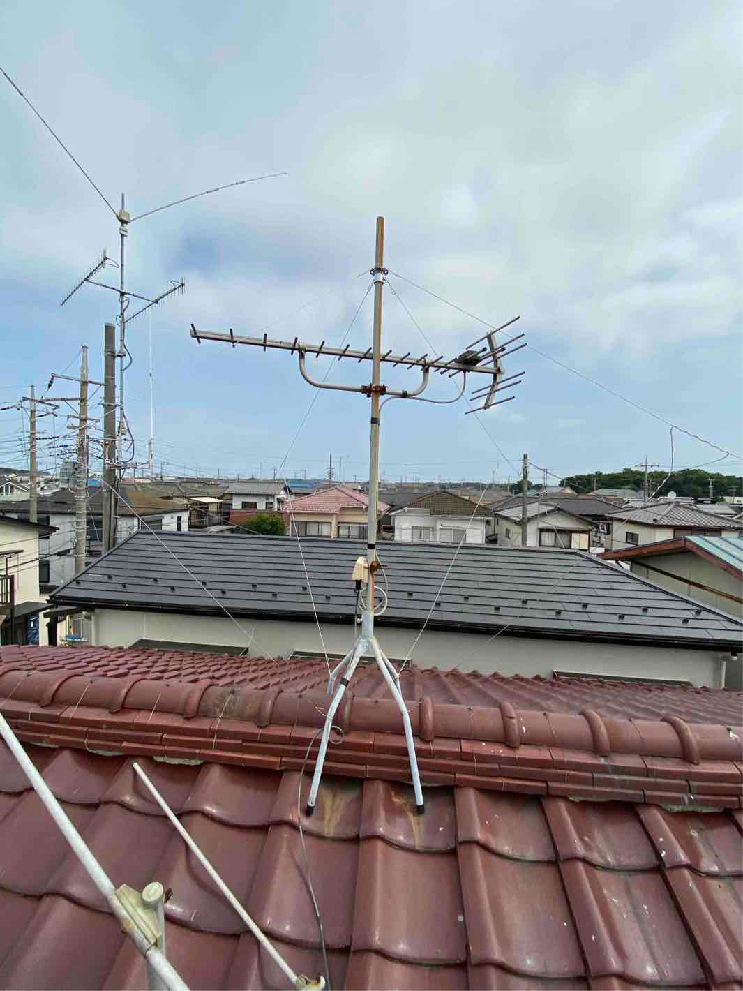 屋根上のテレビアンテナ