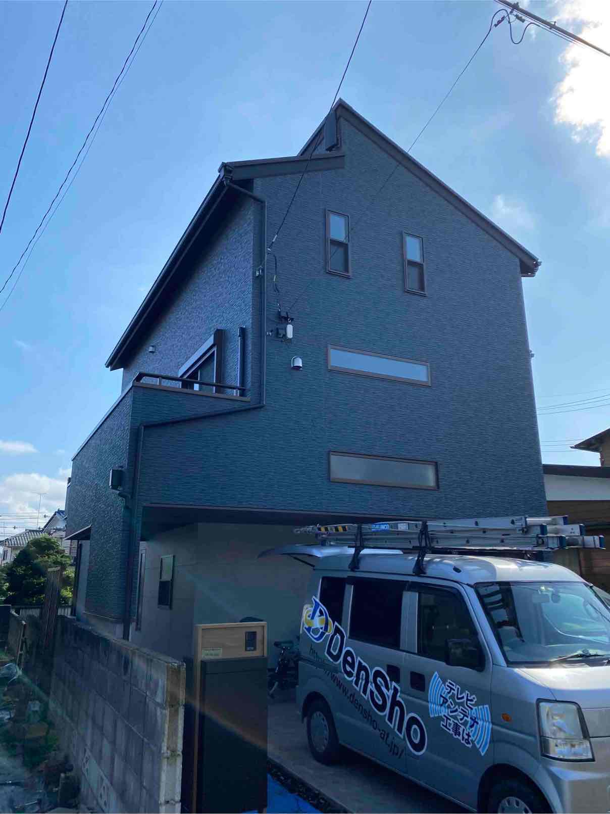 戸建住宅の外観と敷地に停車した電翔のロゴカー