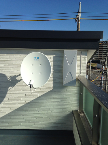 外壁に取り付けたデザインアンテナとBS/CSアンテナ