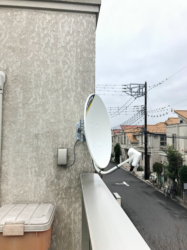 外壁に取り付けたBS/CSアンテナ