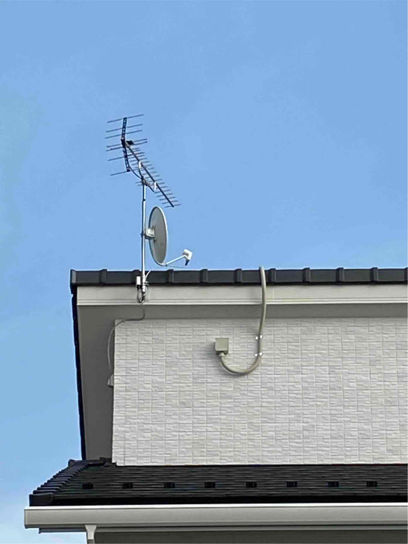 破風板のUHFアンテナとBS/CSアンテナ