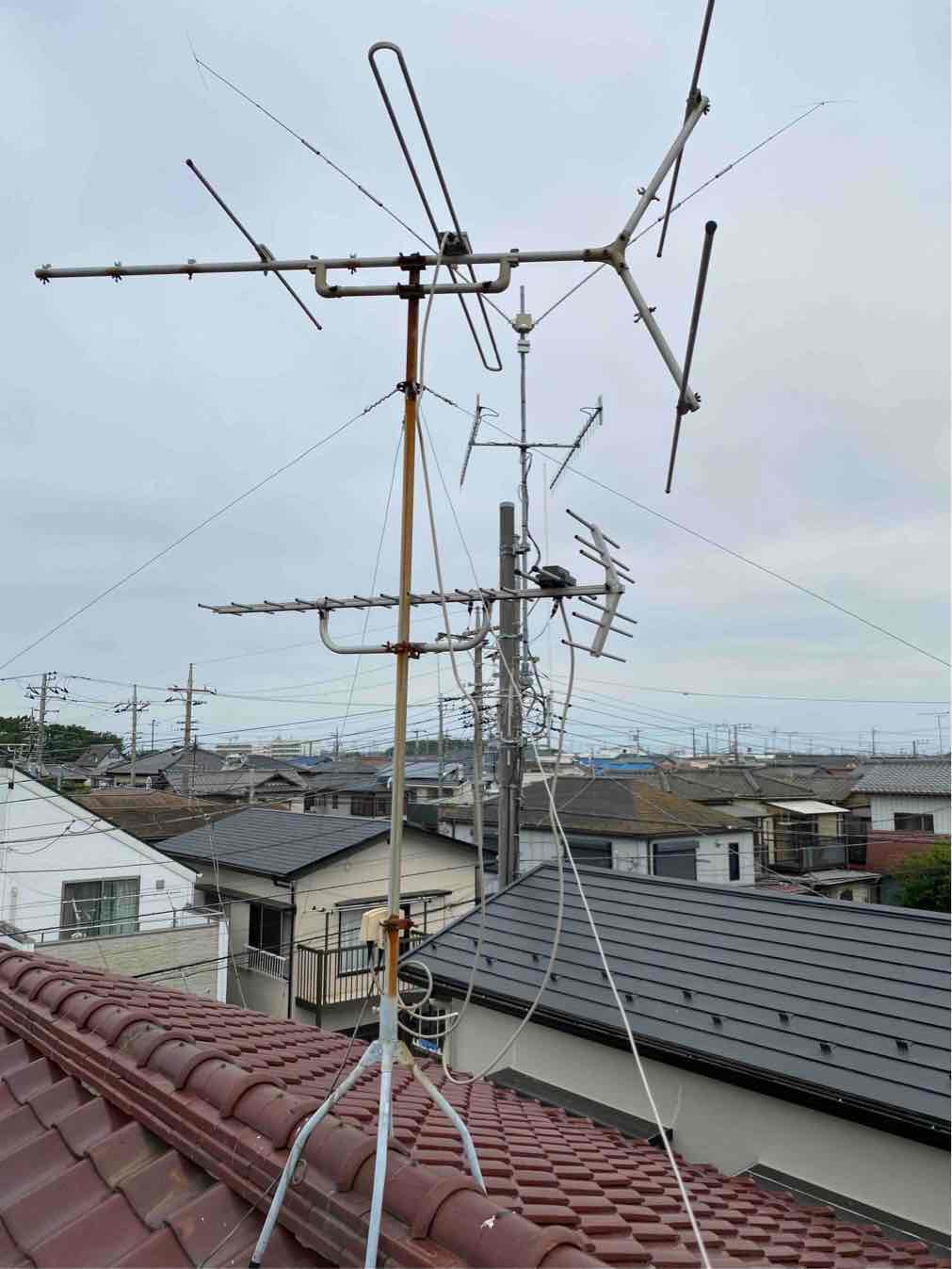 屋根上のテレビアンテナ