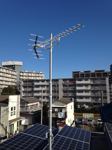 屋根上に設置したUHFアンテナ