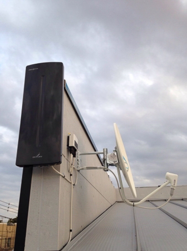 外壁に取り付けたデザインアンテナとBS/CSアンテナ