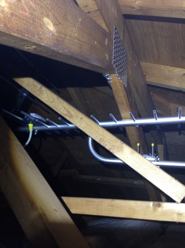 屋根裏に設置したUHFアンテナ