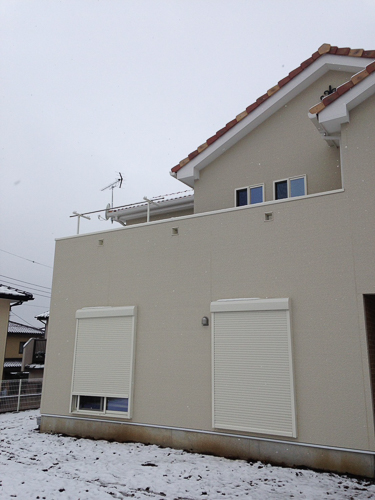 UHFアンテナとBS/CSアンテナを破風板に取り付けた戸建住宅