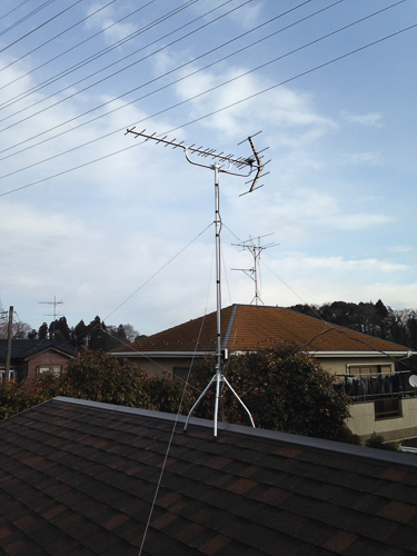 屋根上に設置したUHFアンテナ
