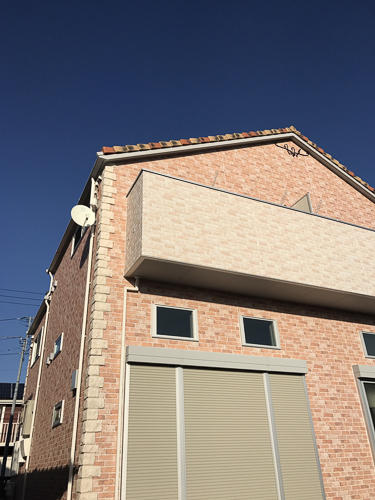 デザインアンテナとBS/CSアンテナを取り付けた戸建住宅