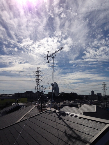 屋根上に設置したUHFアンテナとBS/CSアンテナ