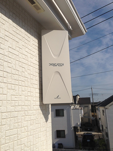 外壁に取り付けたデザインアンテナ