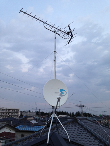 屋根上に設置したUHFアンテナとBS/CSアンテナ