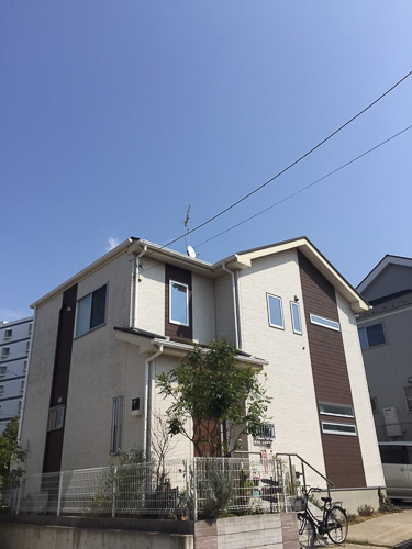 UHFアンテナとBS/CSアンテナを設置した戸建住宅