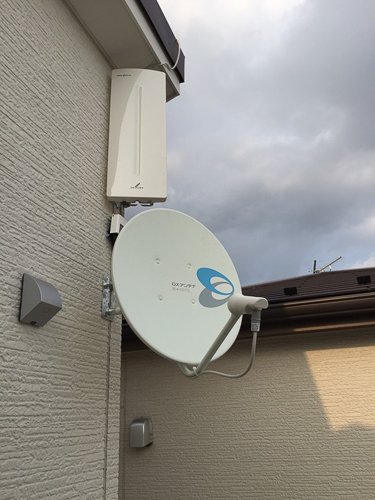 外壁に取り付けたデザインアンテナとBS/CSアンテナ