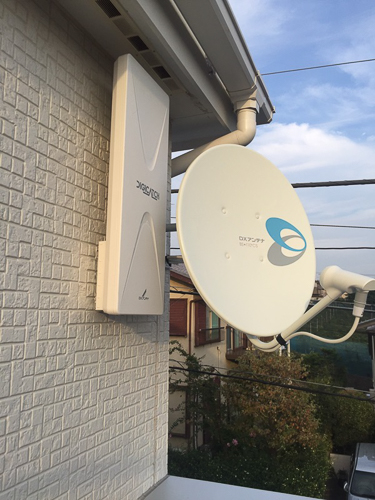 外壁に取り付けたデザインアンテナとBS/CSアンテナ