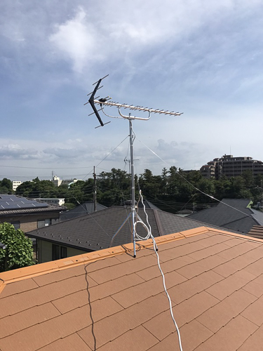 屋根上に設置したUHFアンテナ