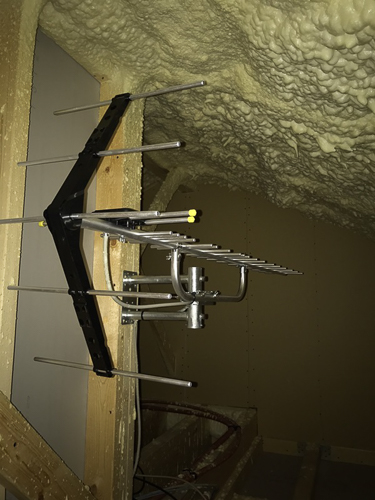 屋根裏に設置したUHFアンテナ